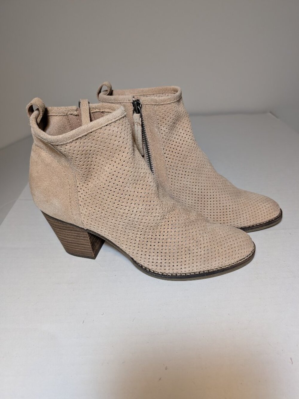 Dolce Vita Jozie Taupe Perforated Suede Ankle Booties Size 8.5 Taupe